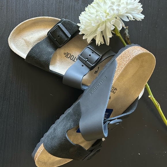 Birkenstock Other - Birkenstock Arizona black 42/270/L11/M9 unisex